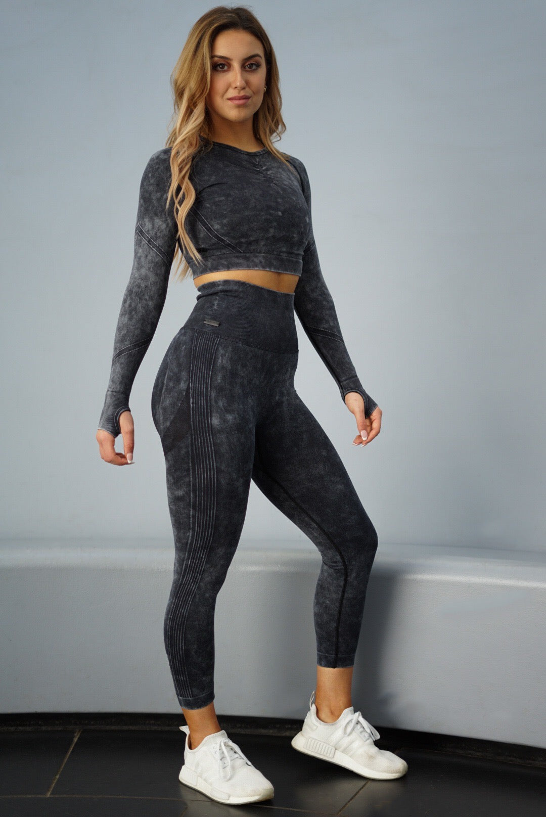 STORM SEAMLESS LONGSLEEVE TOP ACID WASHED CHARCOAL