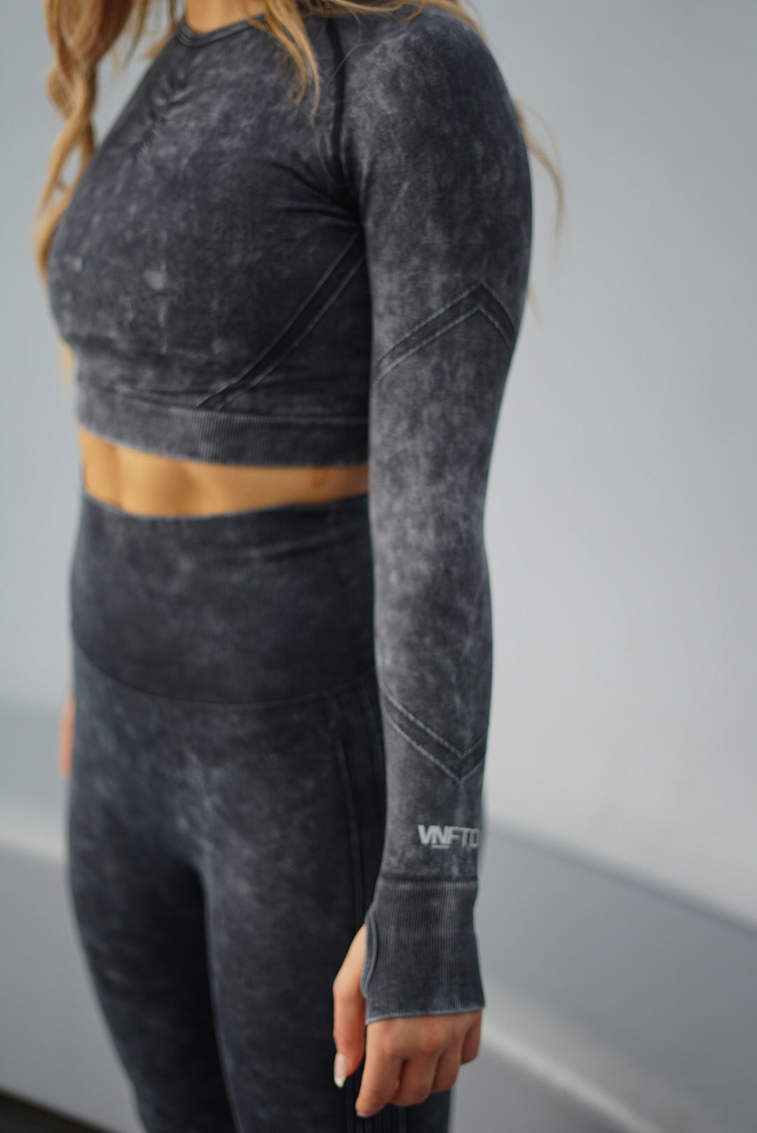 STORM SEAMLESS LONGSLEEVE TOP ACID WASHED CHARCOAL