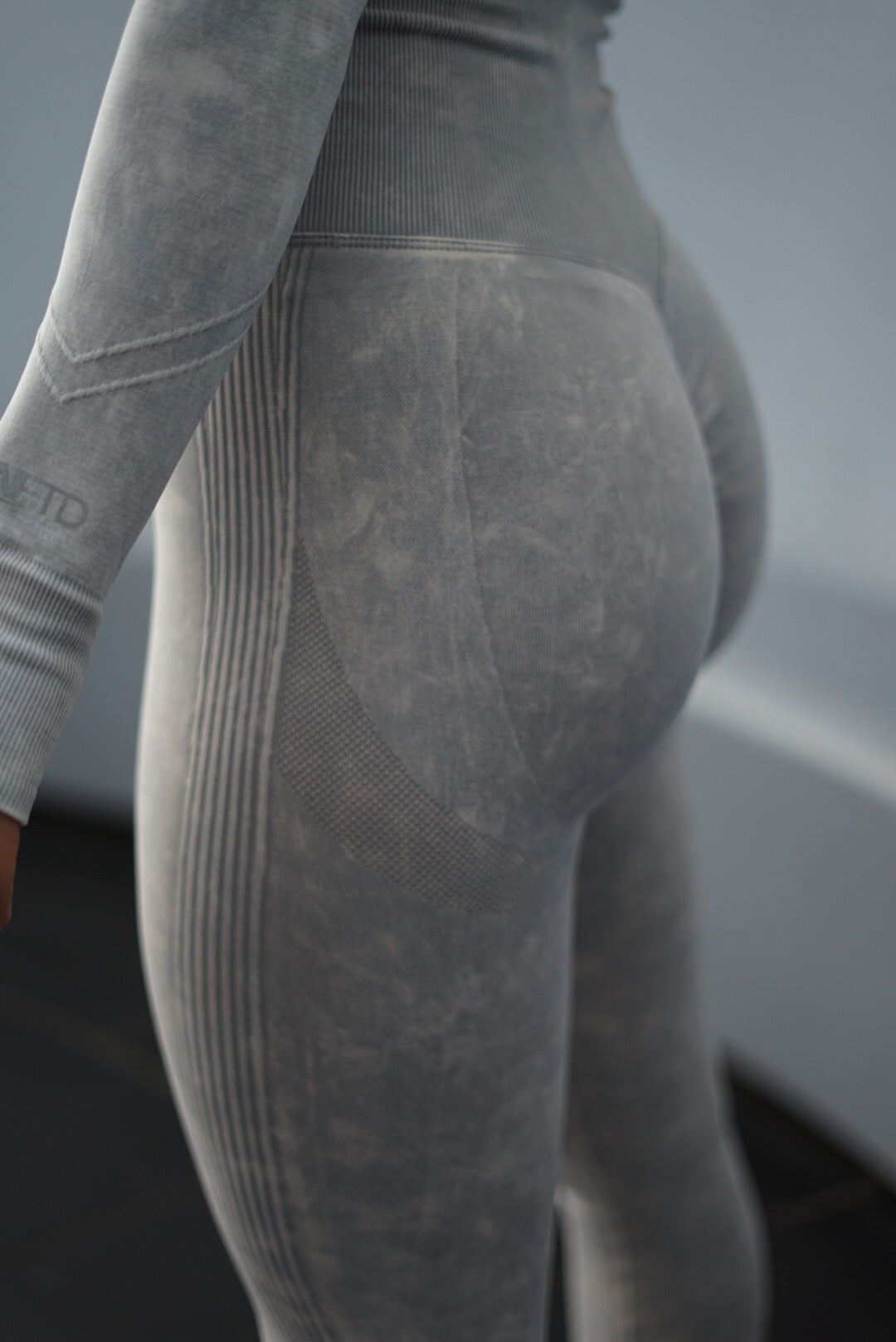 STORM SEAMLESS SCRUNCH LEGGINGS ACID WASHED LIGHT GREY