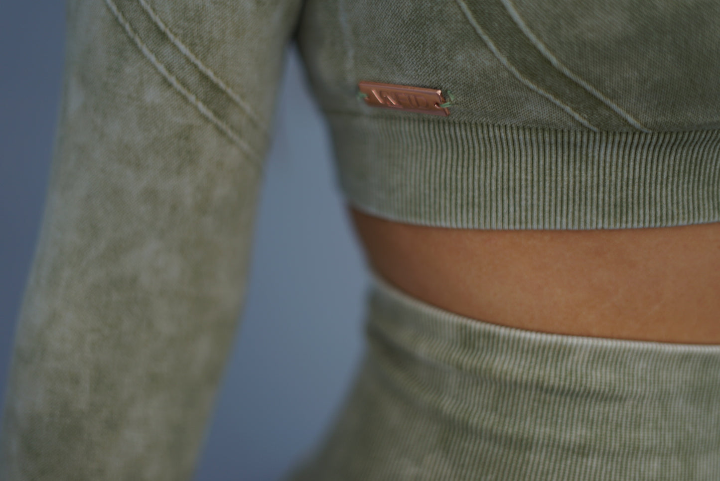 STORM SEAMLESS LONGSLEEVE TOP ACID WASHED SAGE GREEN