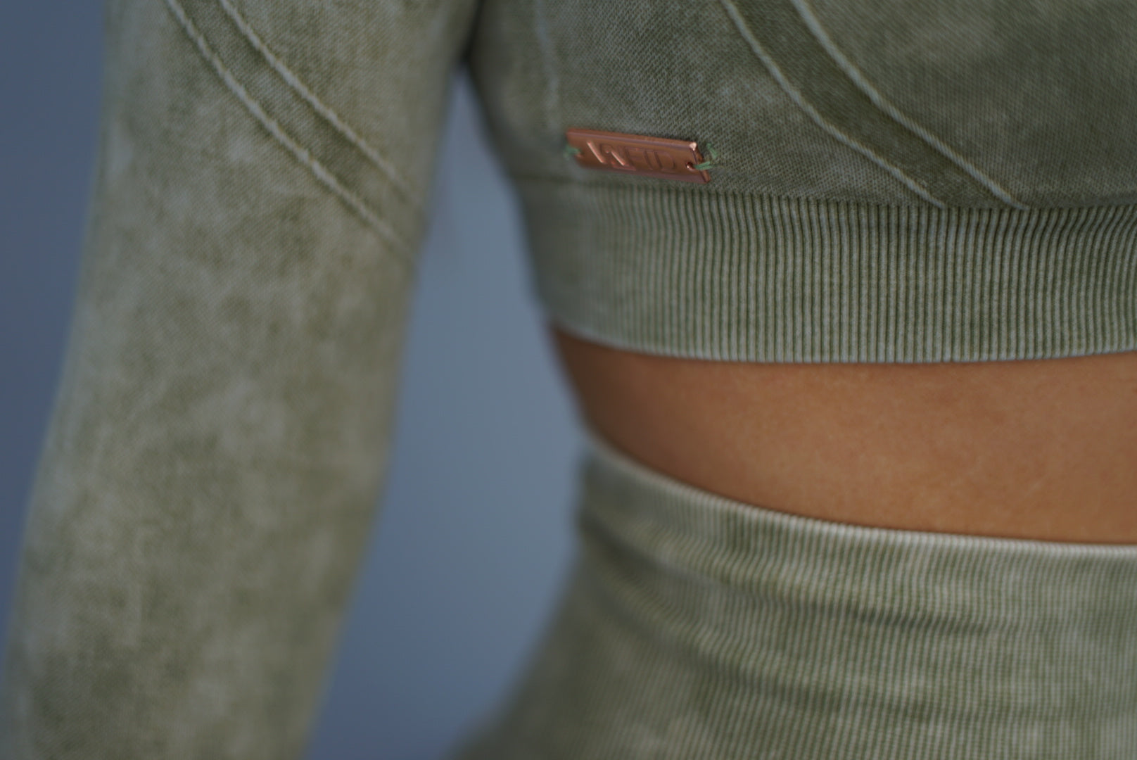 STORM SEAMLESS LONGSLEEVE TOP ACID WASHED SAGE GREEN