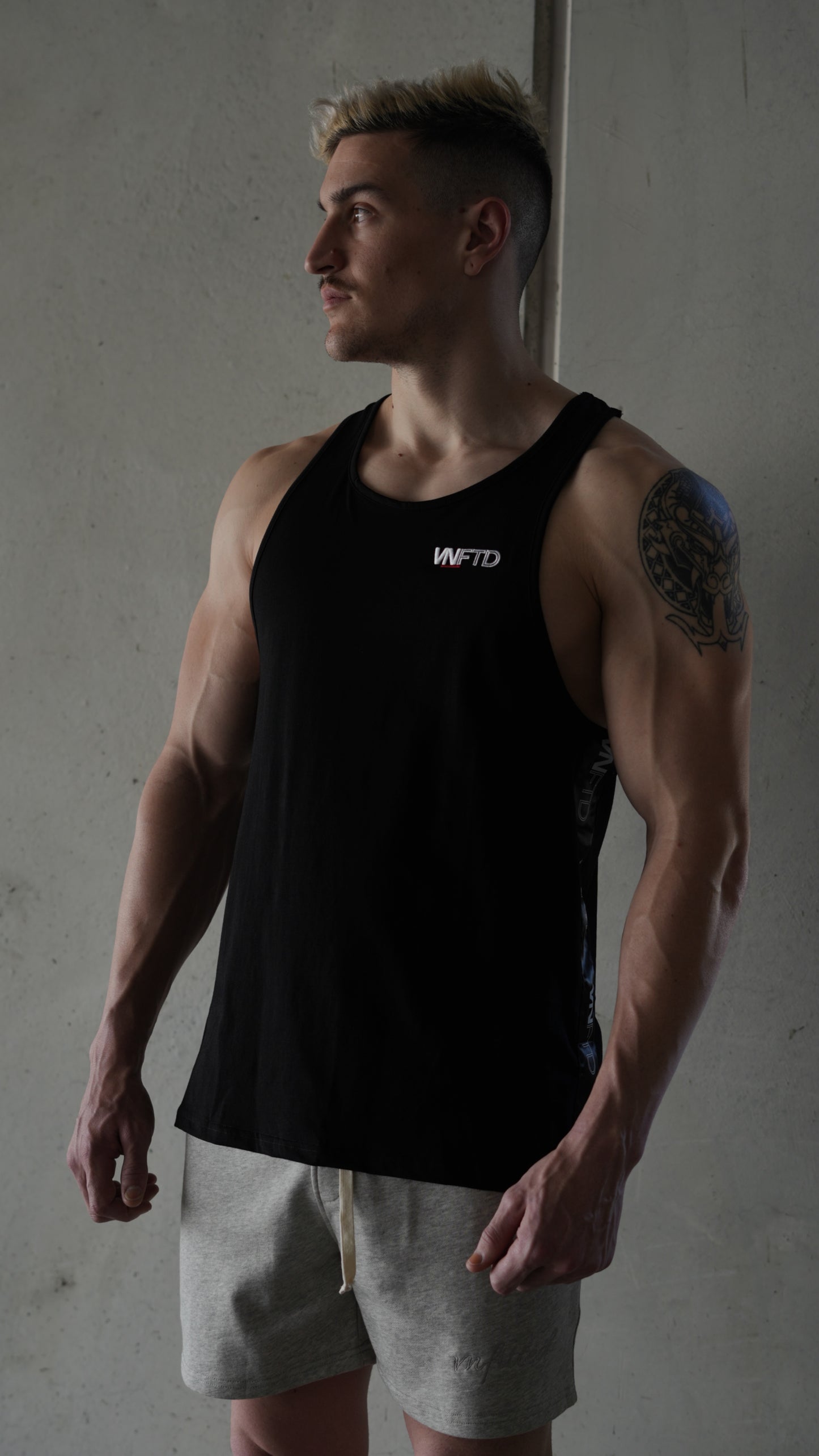 SIGNATURE FITTED SINGLET