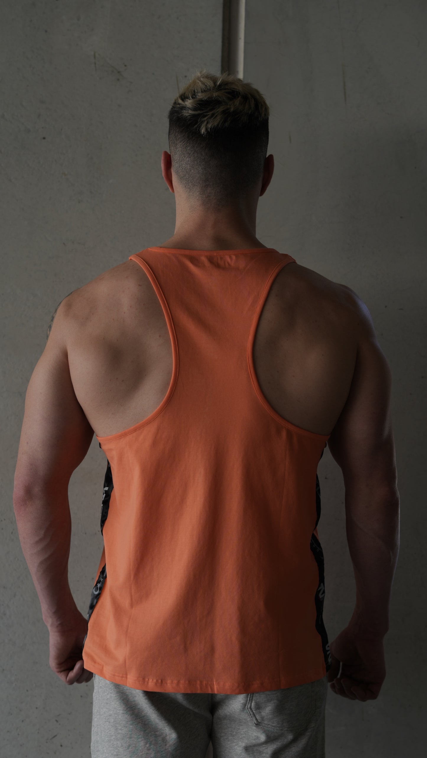 SIGNATURE FITTED SINGLET