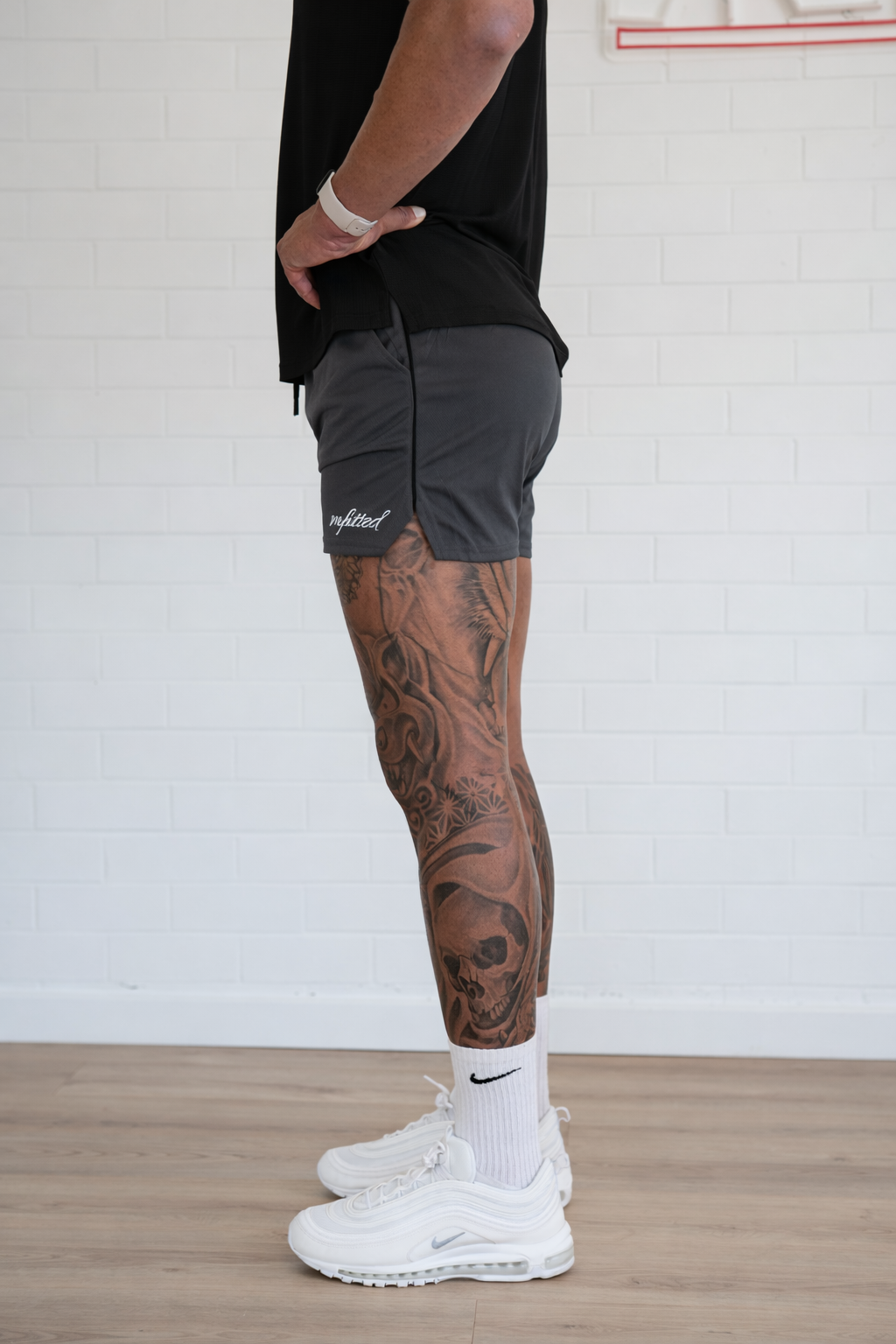 V ACTIVE MESH SHORTS