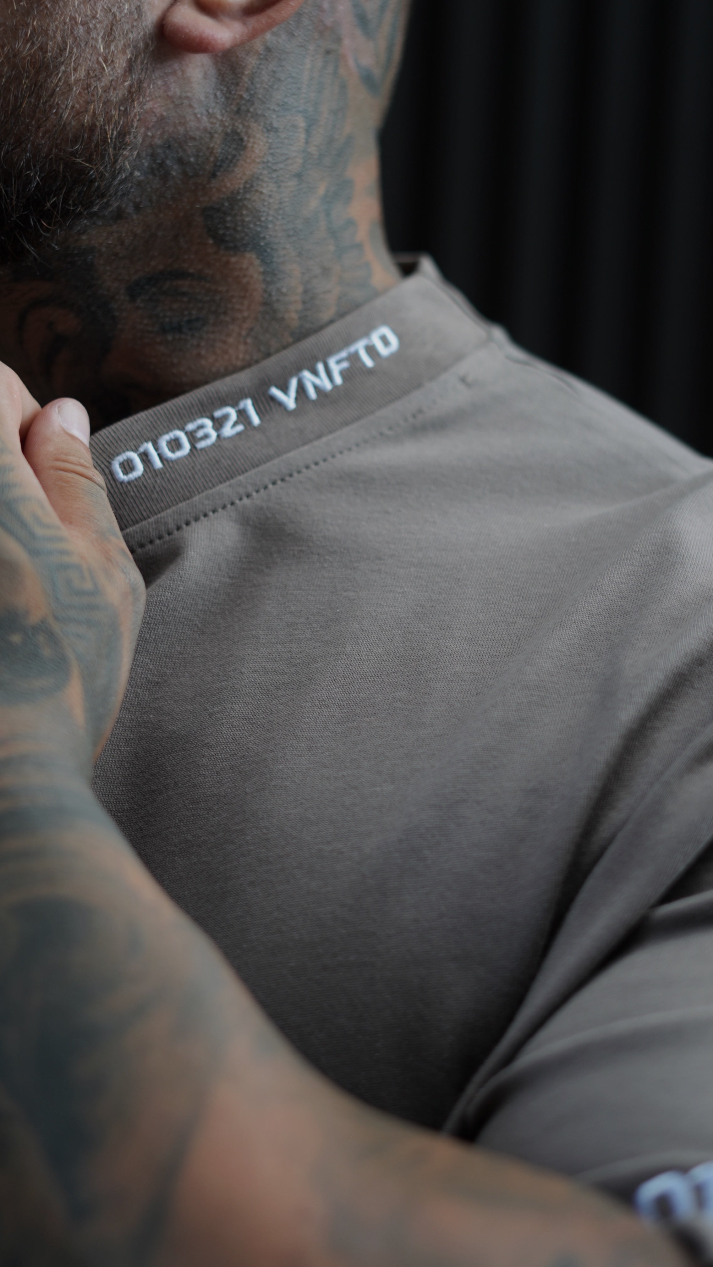 COLLAR EMB OVERSIZED TEE