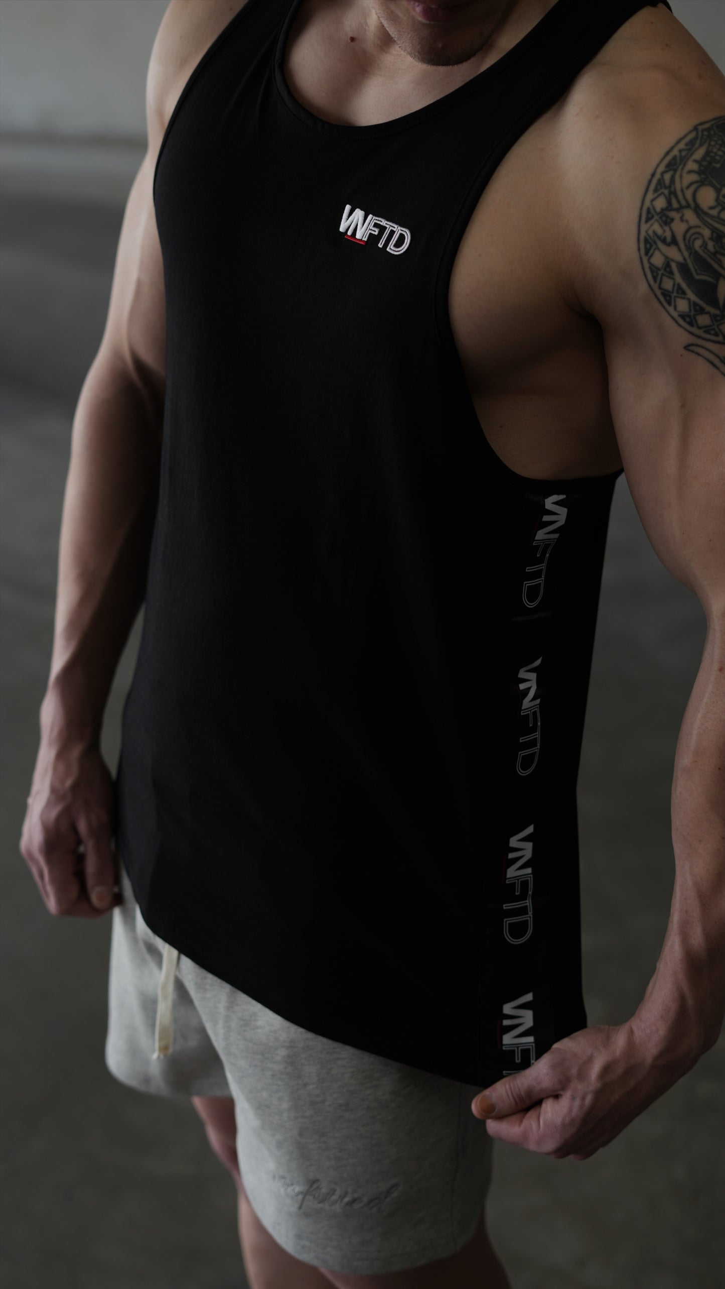 SIGNATURE FITTED SINGLET