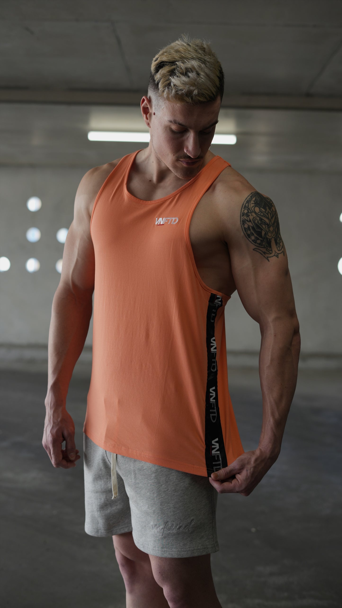 SIGNATURE FITTED SINGLET