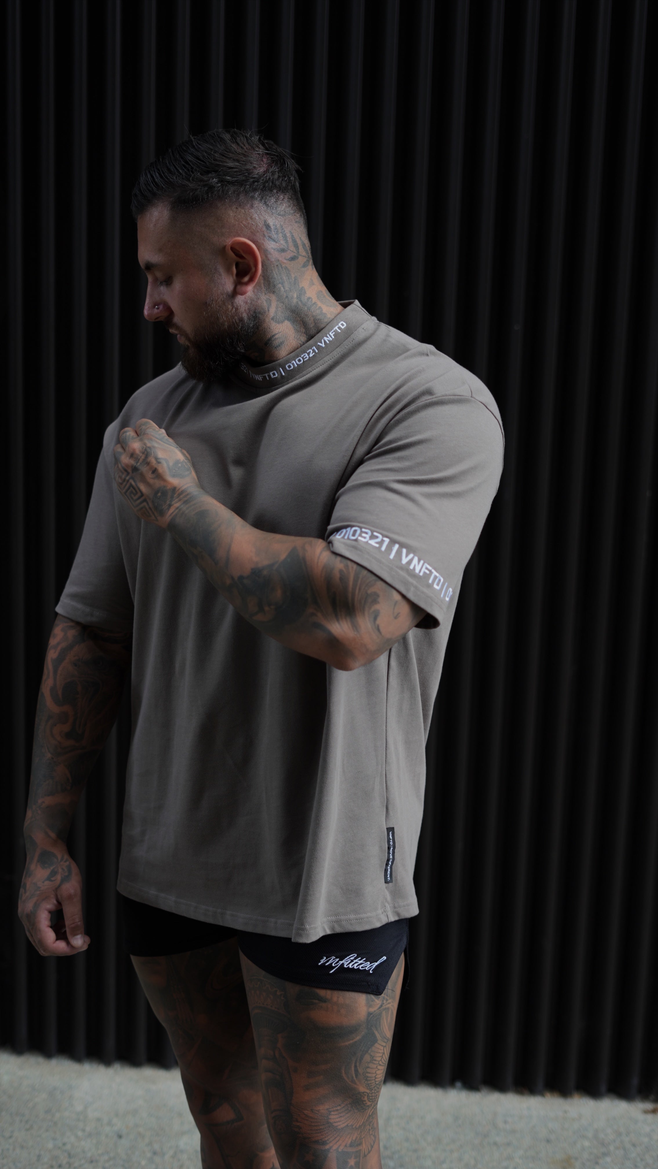 COLLAR EMB OVERSIZED TEE