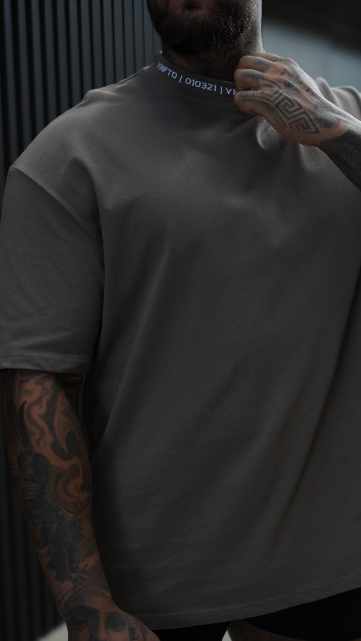 COLLAR EMB OVERSIZED TEE