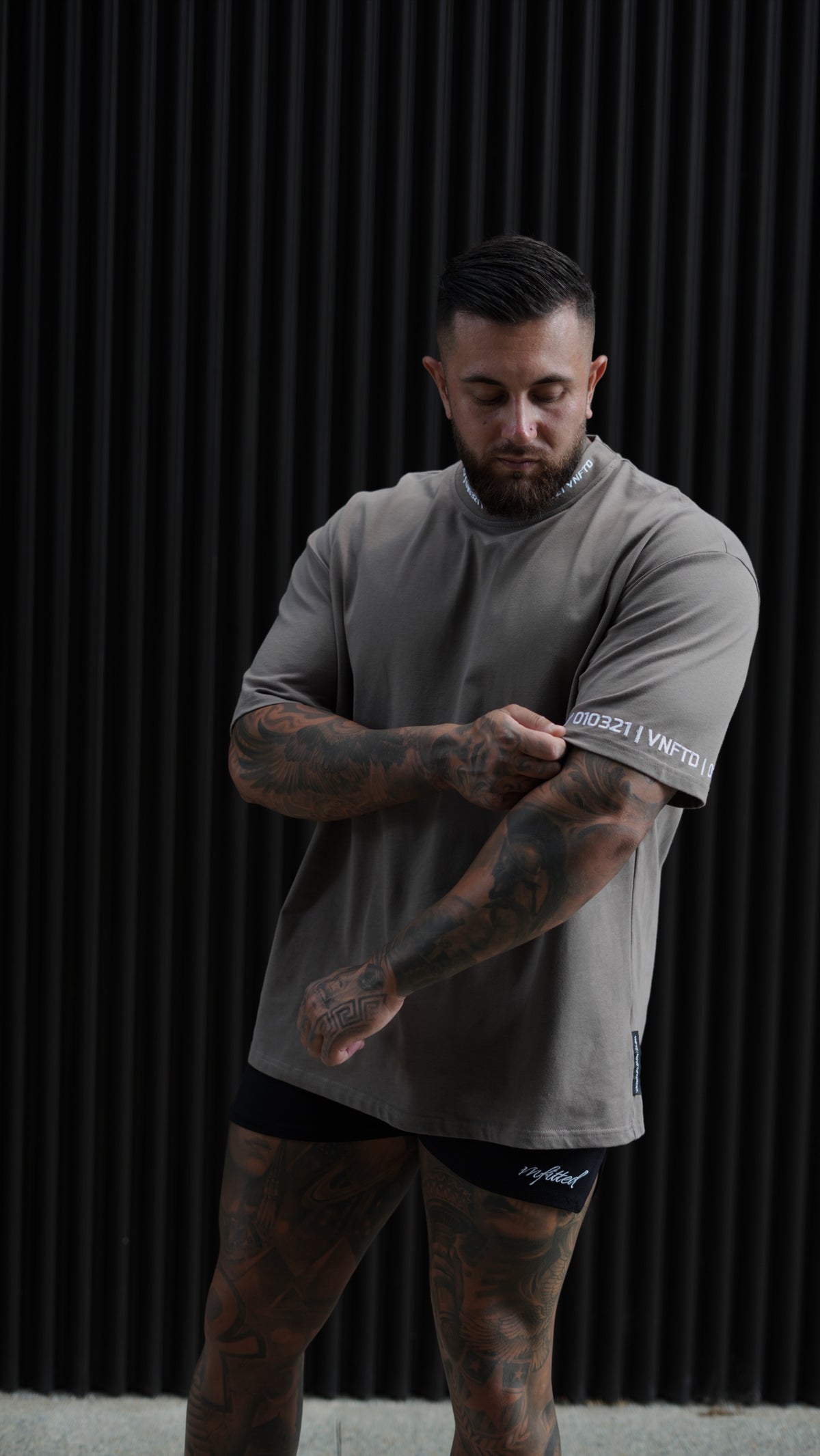 COLLAR EMB OVERSIZED TEE