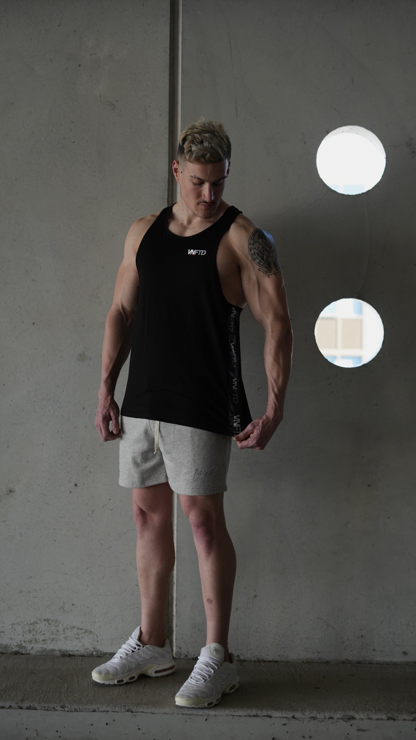 SIGNATURE FITTED SINGLET