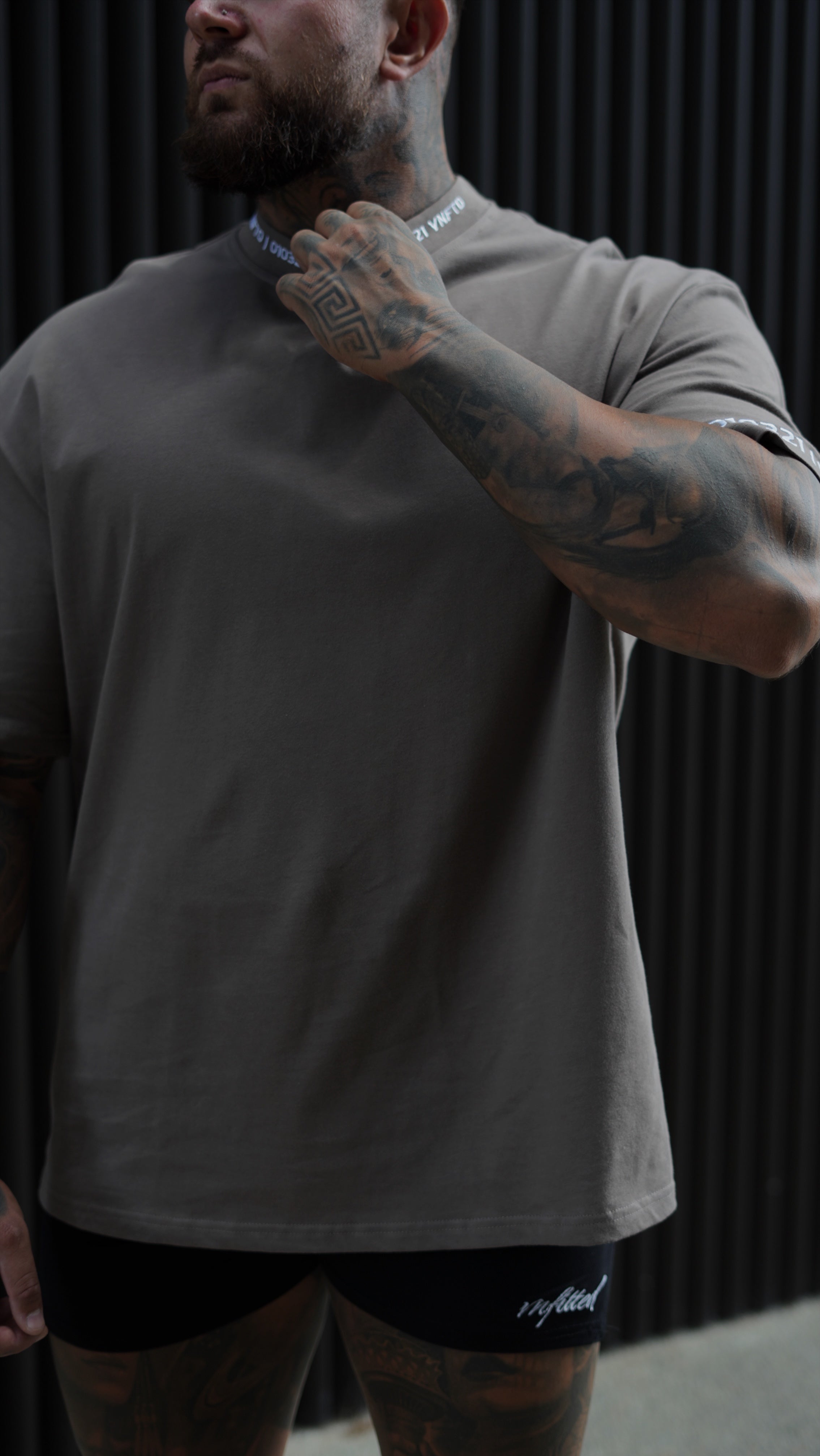 COLLAR EMB OVERSIZED TEE