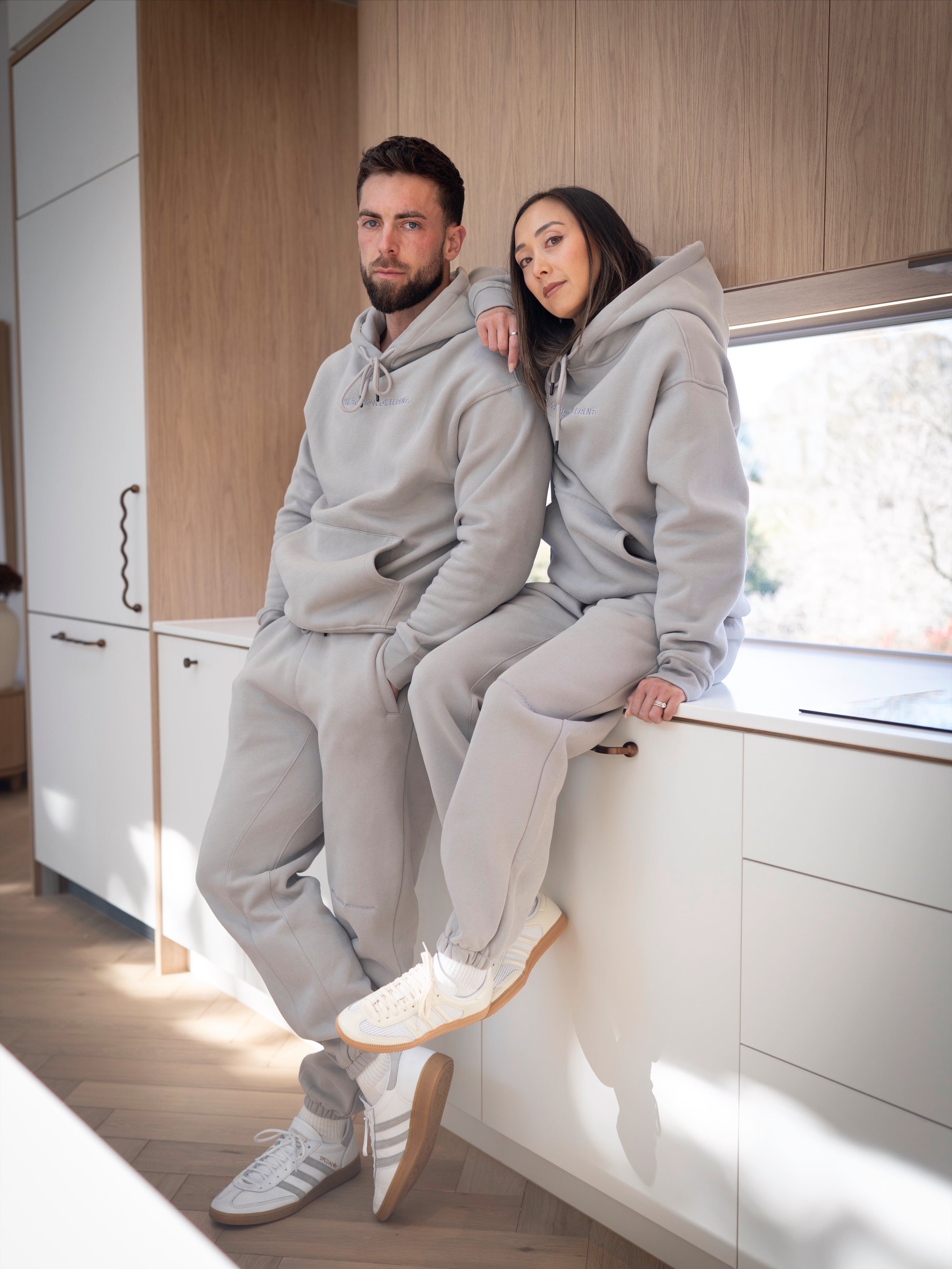HEAVY BASIC MOVE DIFFERENT HOODIE