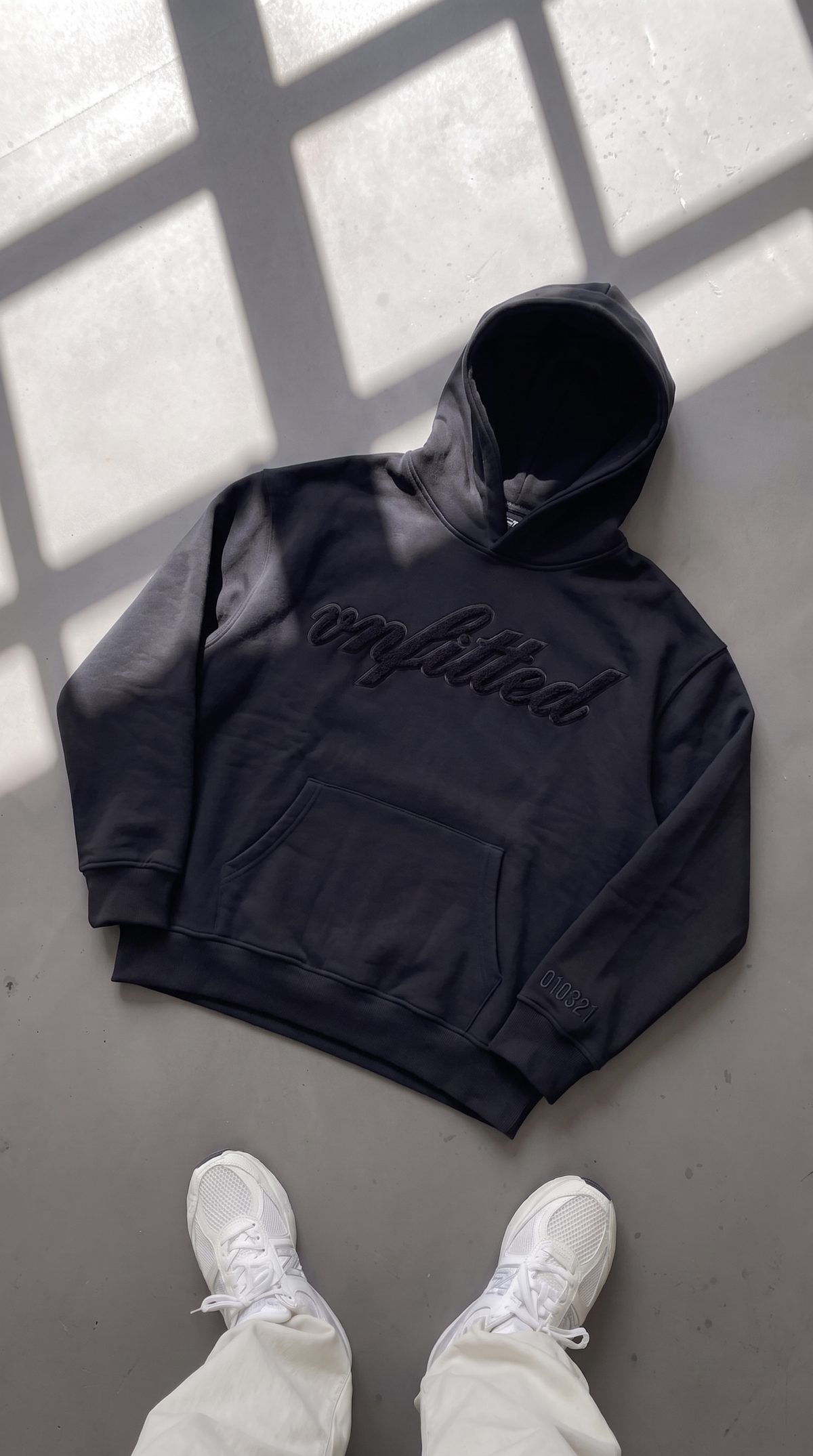 RUNNING EMBROIDERY HOODIE - BLACK