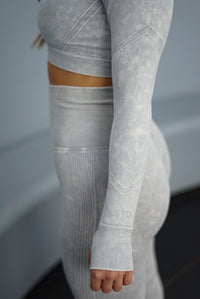 STORM SEAMLESS LONGSLEEVE TOP ACID WASHED LIGHT GREY