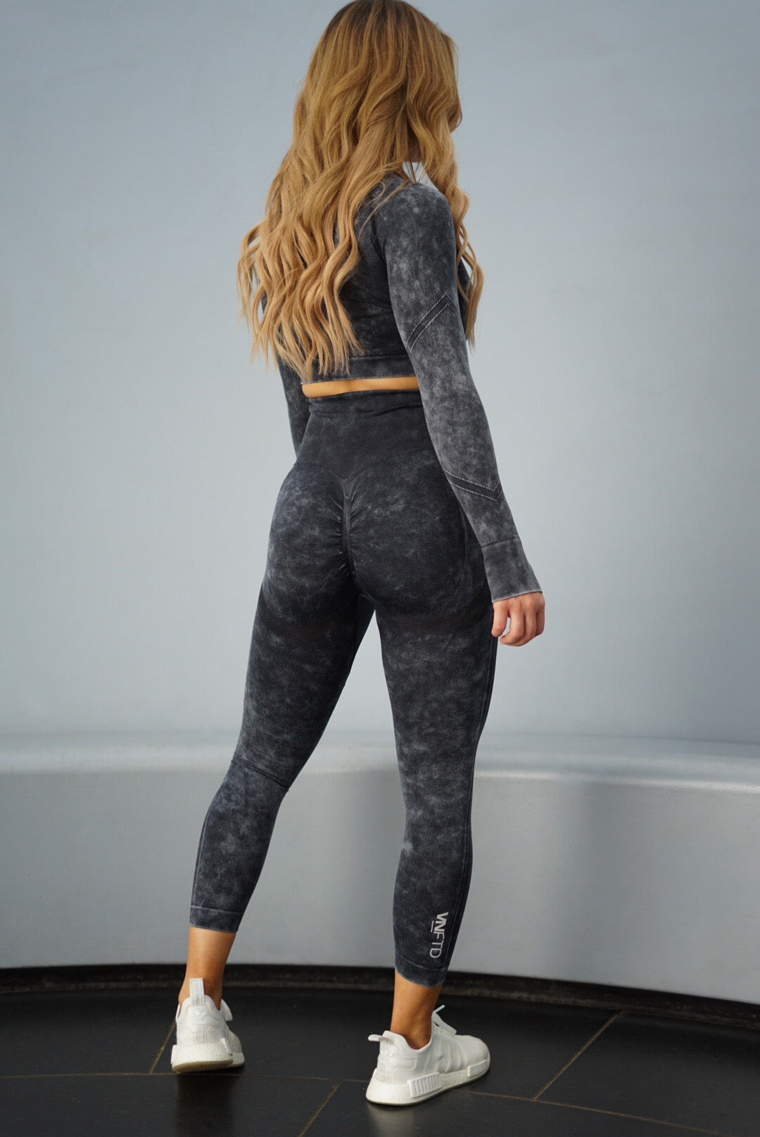 STORM SEAMLESS SCRUNCH LEGGINGS ACID WASHED CHARCOAL