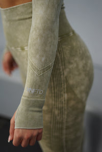 STORM SEAMLESS LONGSLEEVE TOP ACID WASHED SAGE GREEN
