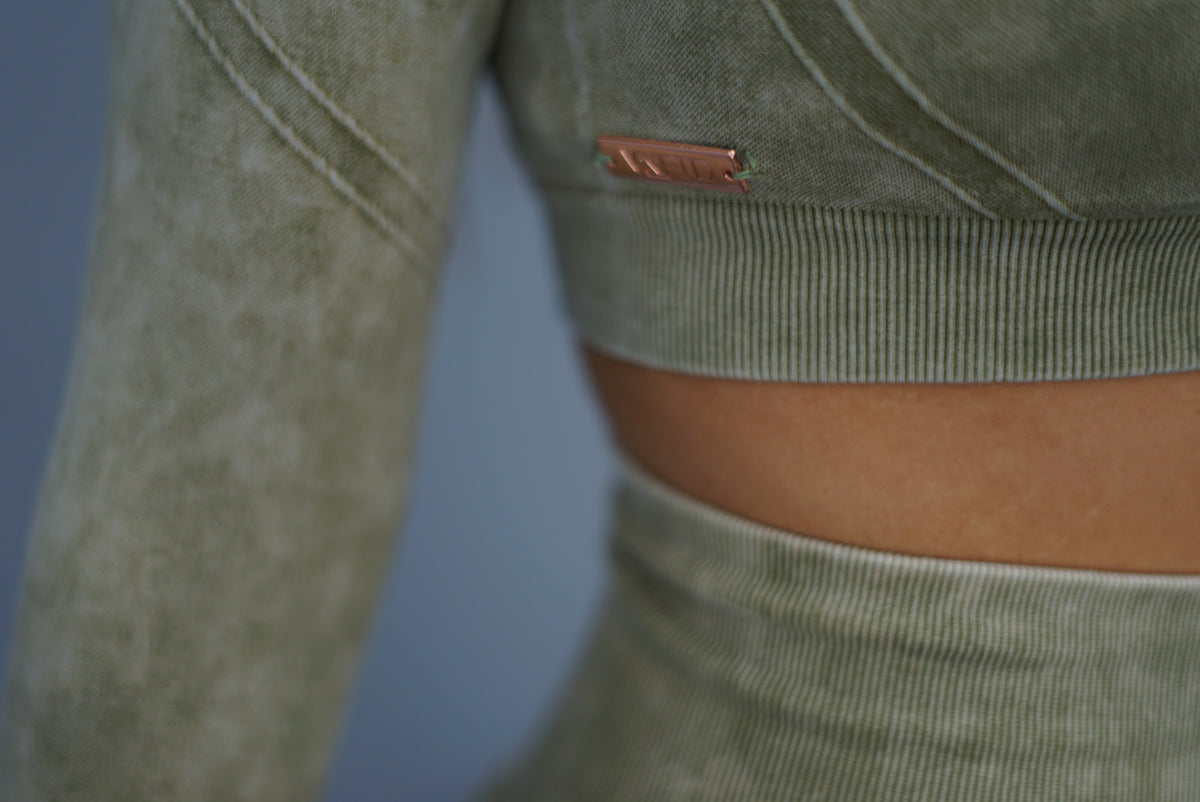 STORM SEAMLESS LONGSLEEVE TOP ACID WASHED SAGE GREEN