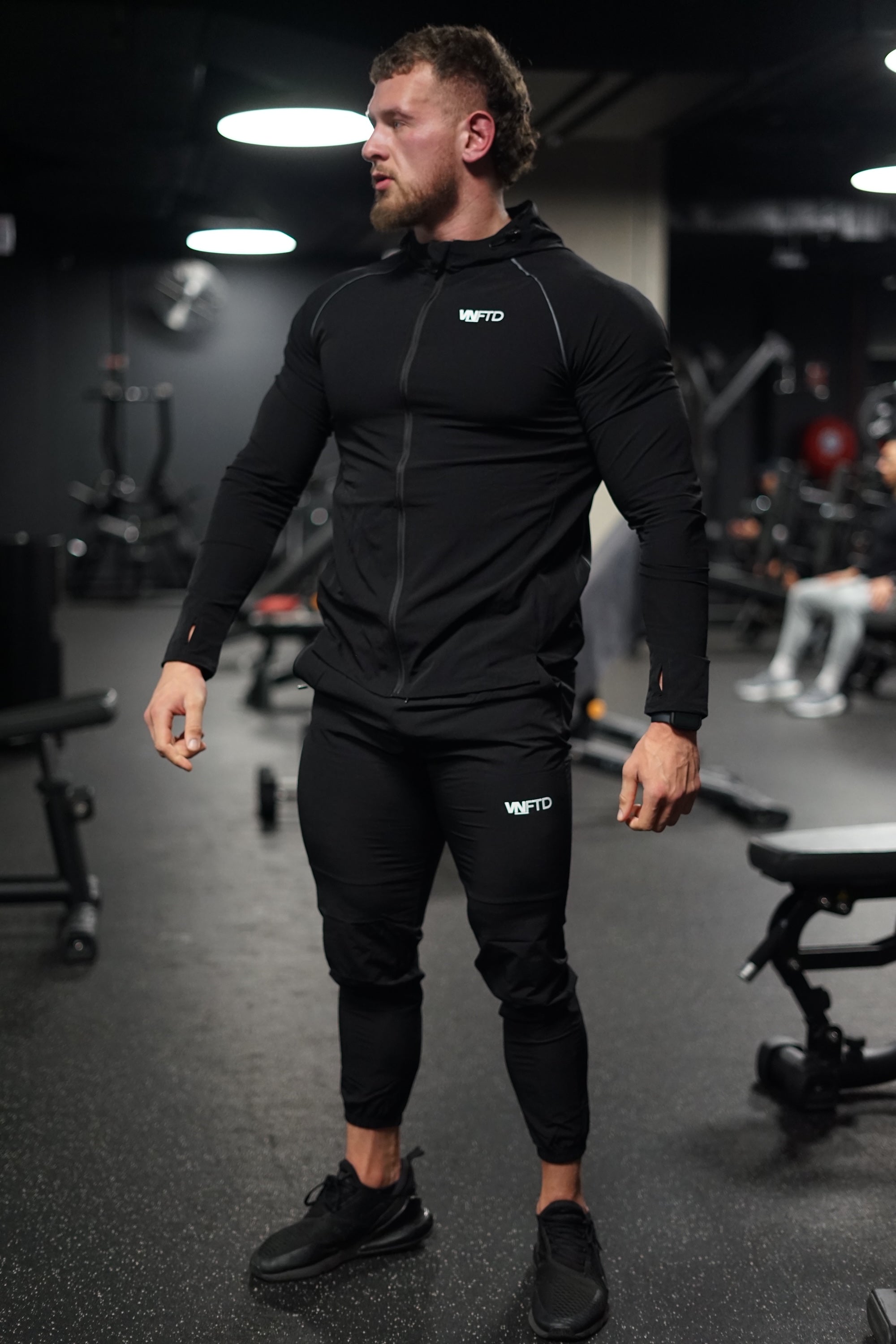 VNP MOMENTUM ZIP UP JACKET IN BLACK – VNFITTED