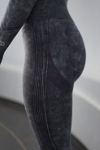 STORM SEAMLESS SCRUNCH LEGGINGS ACID WASHED CHARCOAL